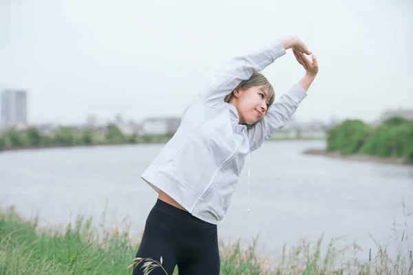 Asiatisk Ung Kvinna Gör Stretching Motion Urban Grönområde — Stockfoto