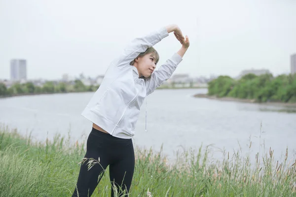 Asiática Joven Mujer Haciendo Estiramiento Ejercicio Urbano Verde Espacio — Foto de Stock