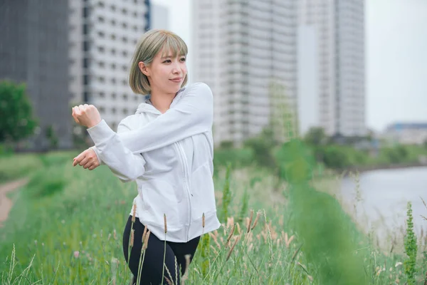 Asiatische Junge Frau Bei Stretching Übungen Städtischen Grünraum — Stockfoto