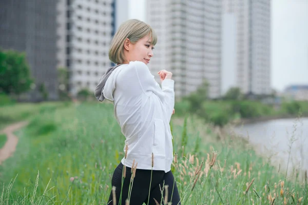 Asiática Joven Mujer Haciendo Estiramiento Ejercicio Urbano Verde Espacio — Foto de Stock