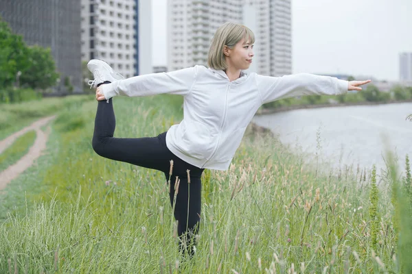 Asiatisk Ung Kvinna Gör Stretching Motion Urban Grönområde — Stockfoto