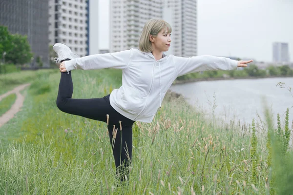 Asiatisk Ung Kvinna Gör Stretching Motion Urban Grönområde — Stockfoto