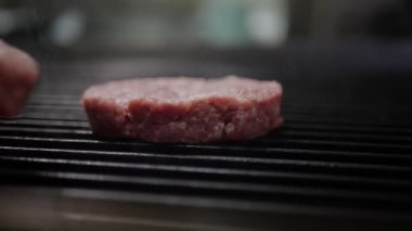 Et ocakta, ateş dumanı, hamburger pişirme ve mutfakta hamburger pişirme.