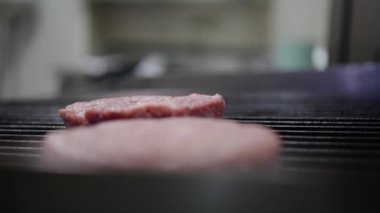 Et ocakta, ateş dumanı, hamburger pişirme ve mutfakta hamburger pişirme.