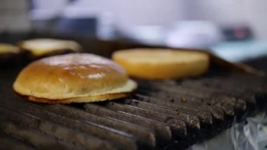 Hamburger pişiriyorum, mutfakta bir aşçı yanıyor.