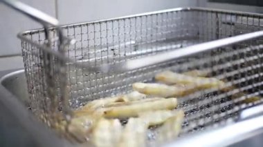 Hamburger pişiriyorum, mutfakta bir aşçı yanıyor.