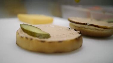 Hamburger pişiriyorum, mutfakta bir aşçı yanıyor.