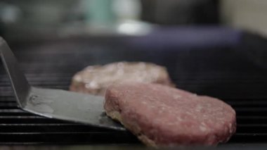 Et ocakta, ateş dumanı, hamburger pişirme ve mutfakta hamburger pişirme.