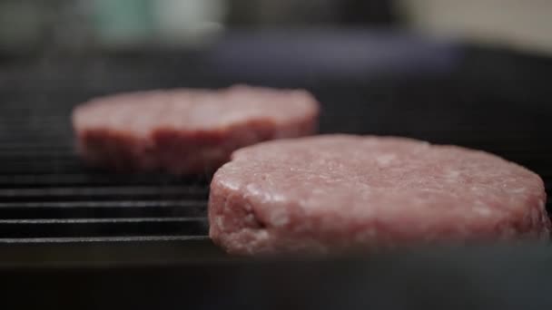 Carne en la estufa, humo de fuego, cocinar una hamburguesa y una hamburguesa cocinera en la cocina — Vídeos de Stock