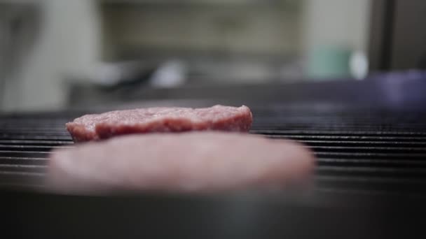 Carne en la estufa, humo de fuego, cocinar una hamburguesa y una hamburguesa cocinera en la cocina — Vídeos de Stock