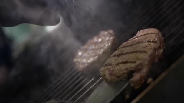 Hús a tűzhelyen, tűz füst, főzés hamburger és hamburger szakács a konyhában — Stock videók