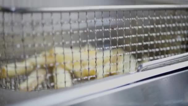 Hamburgers sur le gril avec des flammes dansantes cuits à la perfection