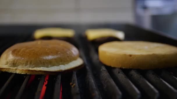 Cocinar una hamburguesa hamburguesa, en la cocina un cocinero está en llamas — Vídeos de Stock