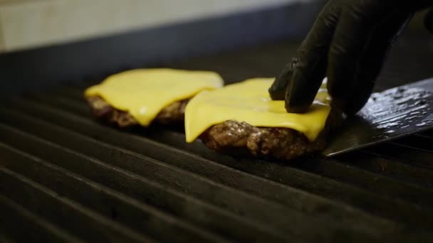 Carne en la estufa, humo de fuego, cocinar una hamburguesa y una hamburguesa cocinera en la cocina — Vídeo de stock