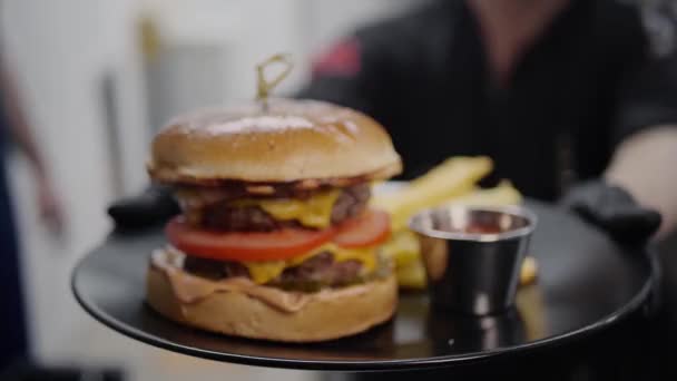 Cocinar una hamburguesa hamburguesa, en la cocina un cocinero está en llamas — Vídeo de stock