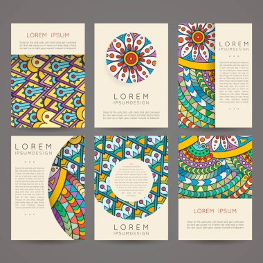 Vektör tasarım şablonları kümesi. Rastgele renkli stil broşürleri. Zentangle tasarımlar.