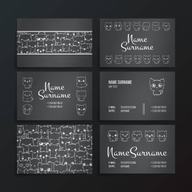 Kart şablonları ile sevimli çizgi kediler ve köpekler farklı duygular ile.