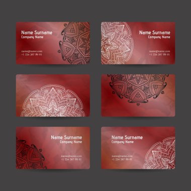 Mandala sembollerle tasarım koleksiyonu. Daire süsleme ile kartvizit kümesi.