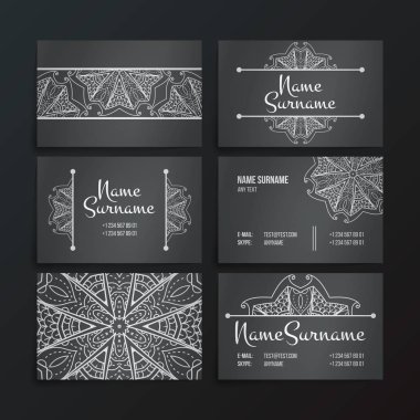 Mandala sembollerle tasarım koleksiyonu. Daire süsleme ile kartvizit kümesi.