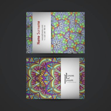 Mandala sembollerle tasarım koleksiyonu. Daire süsleme ile kartvizit kümesi.