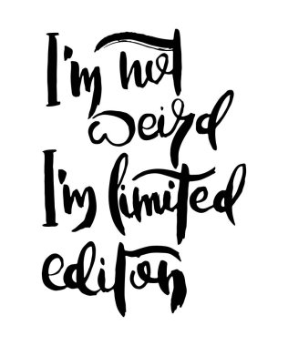 Ben tuhaf değilim. Grunge izole edilmiş sanat eserleri yazıyor. Tişört grafikleri için tipografi damgası, baskı, poster, afiş, broşür, etiket, kartpostal. Vektör resmi