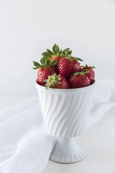 Juicy Ripe Strawberries Old White Porcelain Bowl Standing White Table — Stock Photo, Image