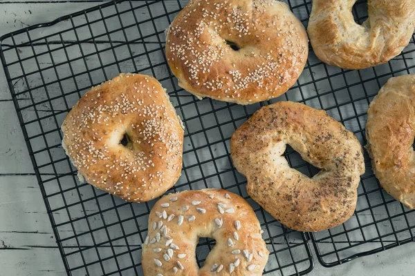 Bagels Faits Maison Couchés Sur Support Refroidissement Sur Une Table — Photo