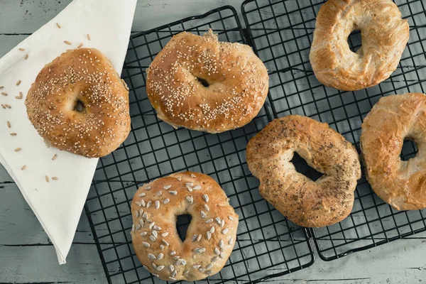 Bagels Faits Maison Couchés Sur Support Refroidissement Sur Une Table — Photo