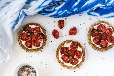 Krem peynirli ızgara domatesli yuvarlak dilimler. Üst görünüm.