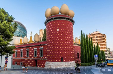 Rakamlar, İspanya - 28 Ağustos 2019: Figueres, İspanya 'daki Dali Müzesi. Müze 28 Eylül 1974 'te açıldı ve Salvador Dali' nin en büyük çalışma koleksiyonuna ev sahipliği yaptı..