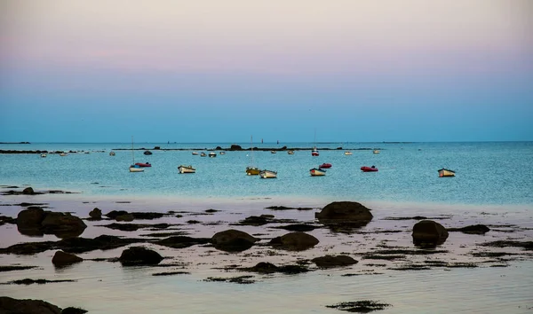 早朝のパステルカラーの日の出光の浅い水の中に小さな漁船とビーチ スペースのコピー — ストック写真