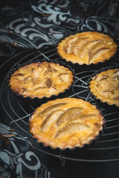 Tartelettes Aux Pommes Cuites Four Dans Des Assiettes Tartelettes Noires — Photo