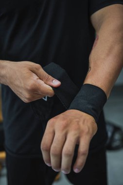 Erkekler oyuncak bebeklerini eğitime hazırlar.