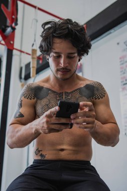 Adam trenden sonra telefonlarını kullanıyor.