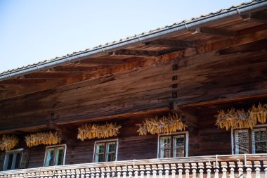 Evin cephe üzerinde kurutulmuş Mısır