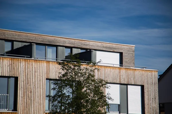 Современный дом с деревянной облицовкой - деревянный фасад — стоковое фото