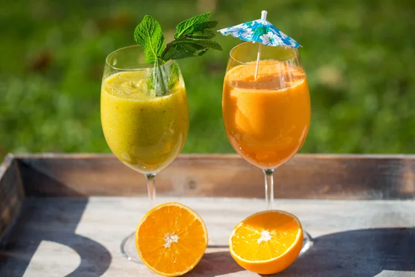 Smoothie mit Sellerie und Orange, Melone, Minze, gesund — Stockfoto