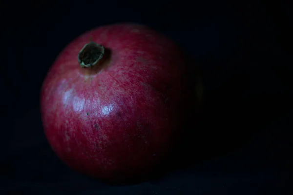 Granaatappel op zwarte achtergrond — Stockfoto