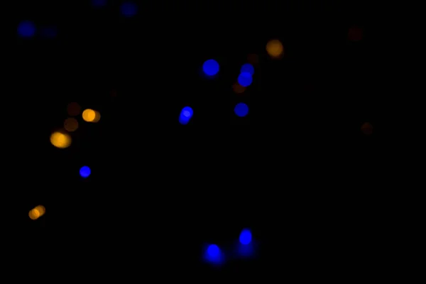 Bokeh oscuro con luces azules y doradas — Foto de Stock
