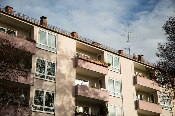 Житловий будинок з балконом в Мюнхені — стокове фото
