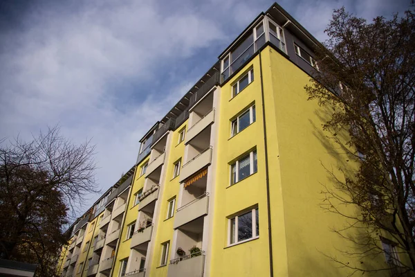 Münih'te sarı bina, konut — Stok fotoğraf