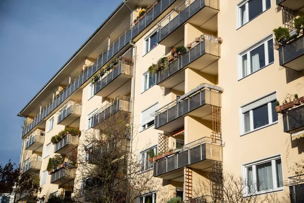 Edifício residencial com varanda em Munique — Fotografia de Stock