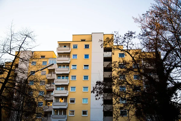 Mehrfamilienhaus in München, gelbe Fassade — Stockfoto