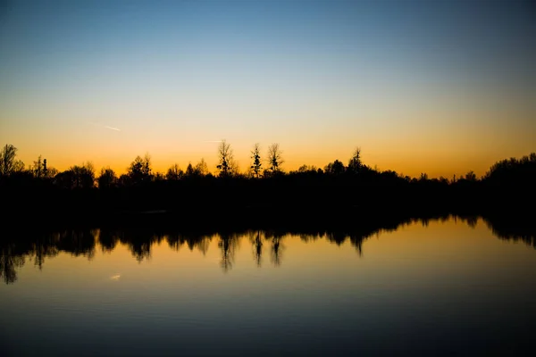 Lake in de avond, de stemming van de avond, de avondschemering — Stockfoto
