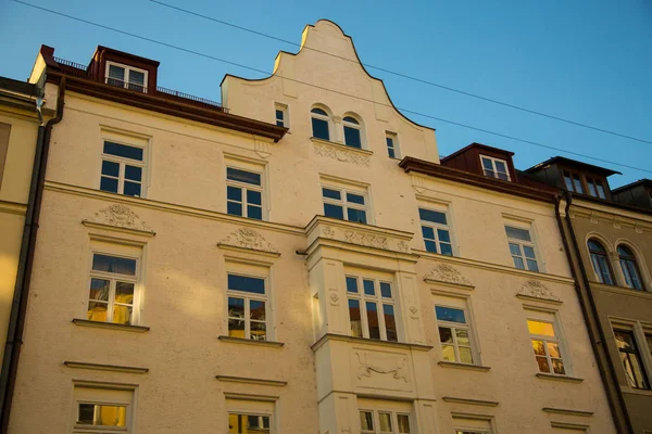 Casas velhas na cidade de Munique, enviando — Fotografia de Stock