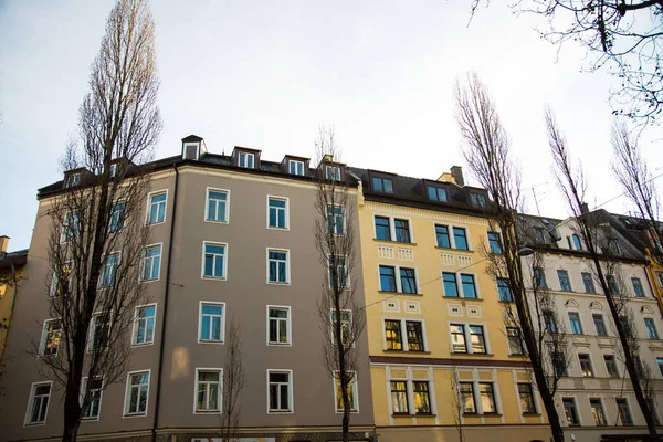 Casas antiguas en la ciudad de munich, envío — Foto de Stock