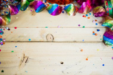 Hava yılanlar ve ahşap zemin üzerine konfeti