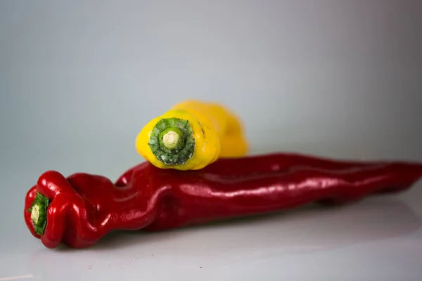 Червоний і жовтий перець — стокове фото