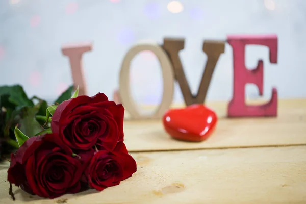 Róże z sercem - Walentynki, ślub — Zdjęcie stockowe