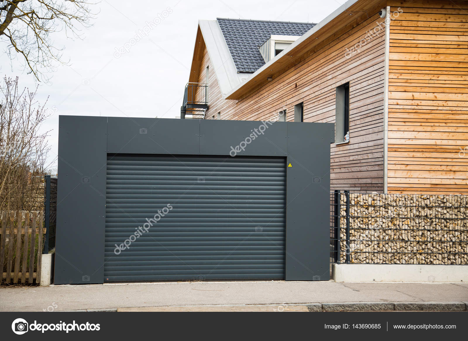 Porta del garage moderno in nero / grigio — foto stock © munich1 ... Porta del garage